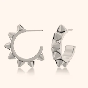 Peak örhängen Edblad  - Säljer dessa superfina peak örhängen från Edblad i silver🫶🏼 Det är den vanliga modellen i storlek S och de är aldrig använda🥰 Nypris 399 kr men säljer för 250 kr