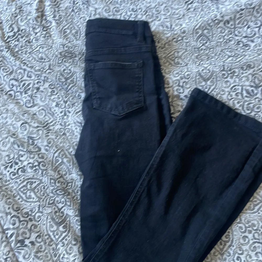 Storlek 140 svarta jeans Bootcut inga defekter. Jeans & Byxor.