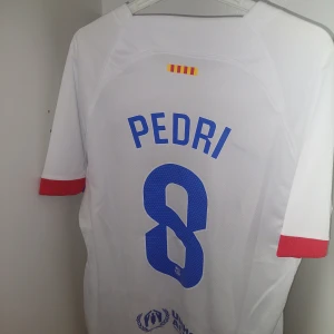 Barcelona Fotbollströja Pedri - Barcelona bortatröja 🏆 2023/24 🏆 I nyskick 🏆 Pedri, #8 🏆  För endast 449kr kan detta världskända matchställ bli ditt! Hör av dig vid funderingar.