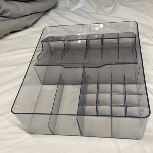 Smink förvsringslåda - Stor Smink förvaringslådor. Som är i plast. Ungefär 30x30. Bra skick