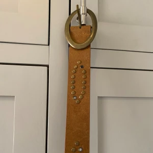 Bälte - Snyggt bälte med fina detaljer !! 