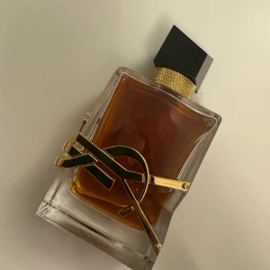 YSL Libre Le Parfum  - Flaskan är 50 ml, använt max 10 ml om inte mindre. Alltså minst 40ml kvar! Förvarats mörkt och svalt, förpackning finns med.