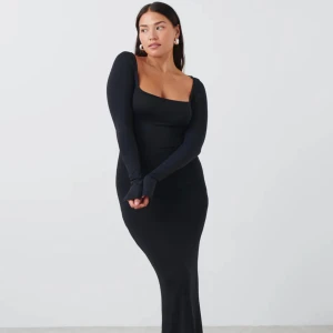 Maxiklänning 🖤 - Underbar maxiklänning från Gina Tricot! Slutsåld på hemsidan. Storlek M, passar även en S 🖤 Denna har jag använt både till fest och till vardags. I väldigt fint skick. Säljer för att jag har dubbletter ☀️