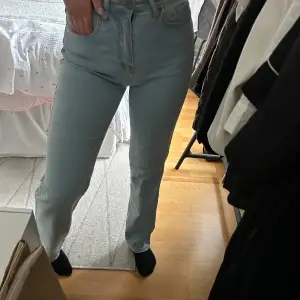 Blå raka jeans i stretchigt material 