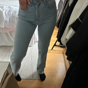 Blå raka jeans - Blå raka jeans i stretchigt material 