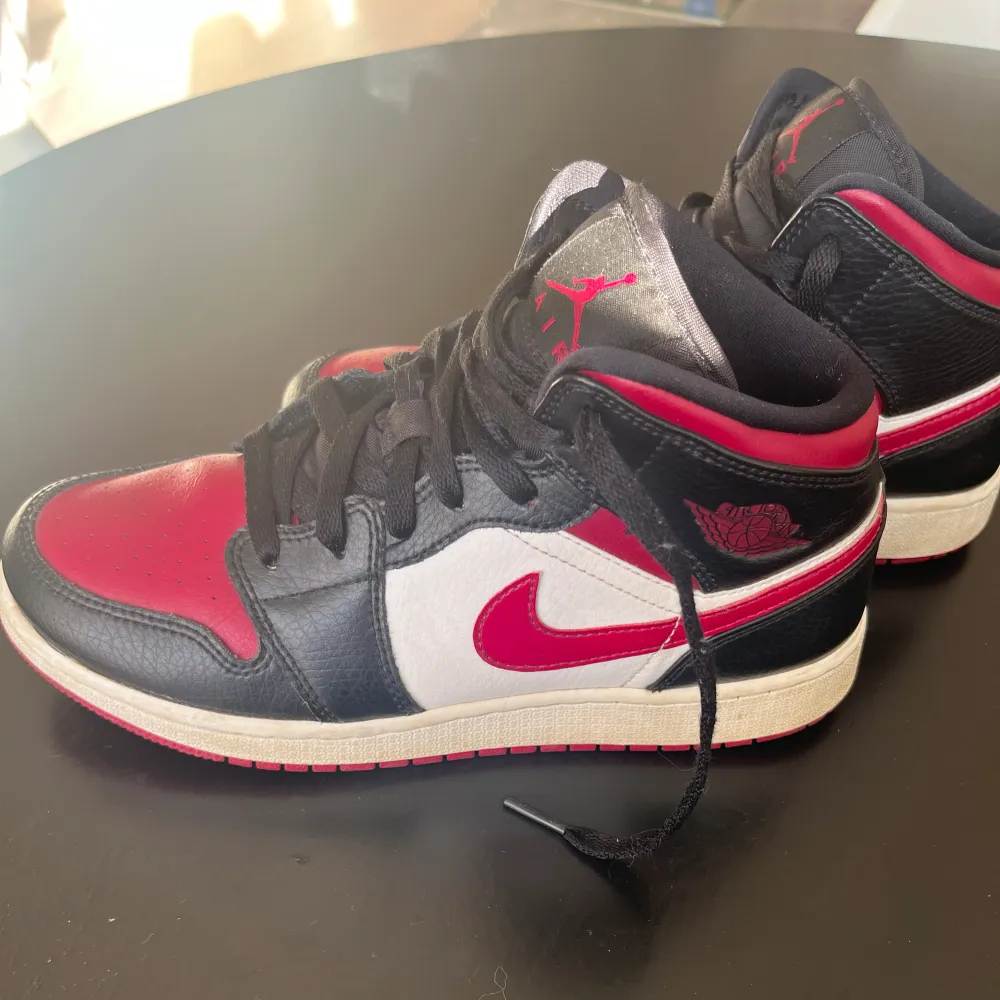 Säljer mina Air Jordan 1 Mid i storlek 38,5. De är använda men i bra skick💕. Skor.