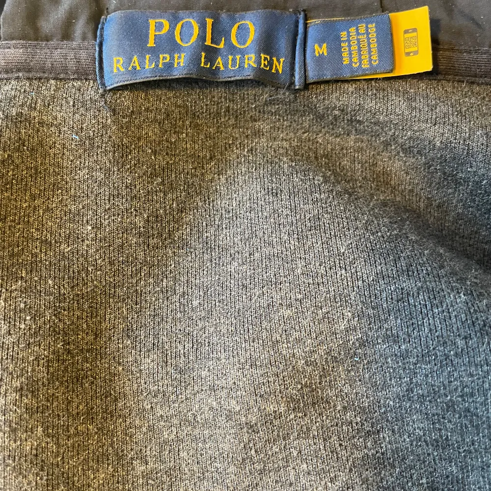 Tjena, säljer nu min sjukt snygga Ralph Lauren cardigan till ett bra pris. Jackan är i bra skick förutom att den blivit lite solblekt🤩 Hör av er vid funderingar och frågor👍👍 Köparen står för frakten!. Jackor.