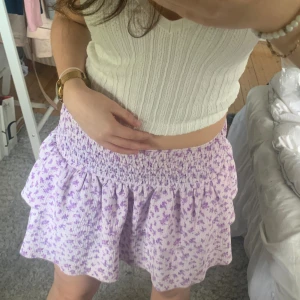 Volang kjol  - Jättesöt volangkjol med små lila blommor på. Från Gina supersöt till sommaren. Stl xs och är stretchig. Säljer även toppen jag har på bilderna in och checka vettja💅🏻