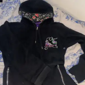 Svart zip hoodie med lila siden på insidan från saints&mortals💕storlek M