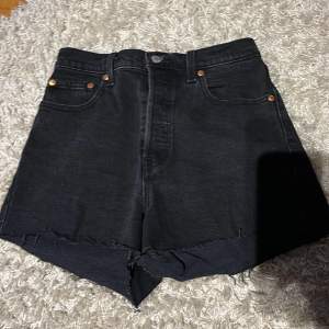Levis jeans shorts i ny skick Mellan storlek s och m Ny pris 500kr