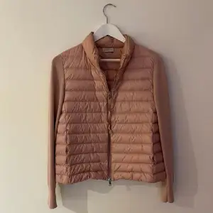 Säljer denna jättefina Moncler cardigan i en söt rosa färg. Skriv för fler bilder och och äkthetsbevis eller andra frågor. Jättebra skick som utan defekter 