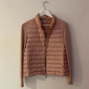 Moncler cardigan  - Säljer denna jättefina Moncler cardigan i en söt rosa färg. Skriv för fler bilder och och äkthetsbevis eller andra frågor. Jättebra skick som utan defekter 