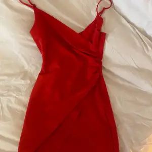 Super snygg röd klänning som tyvärr inte kommer till användning. 