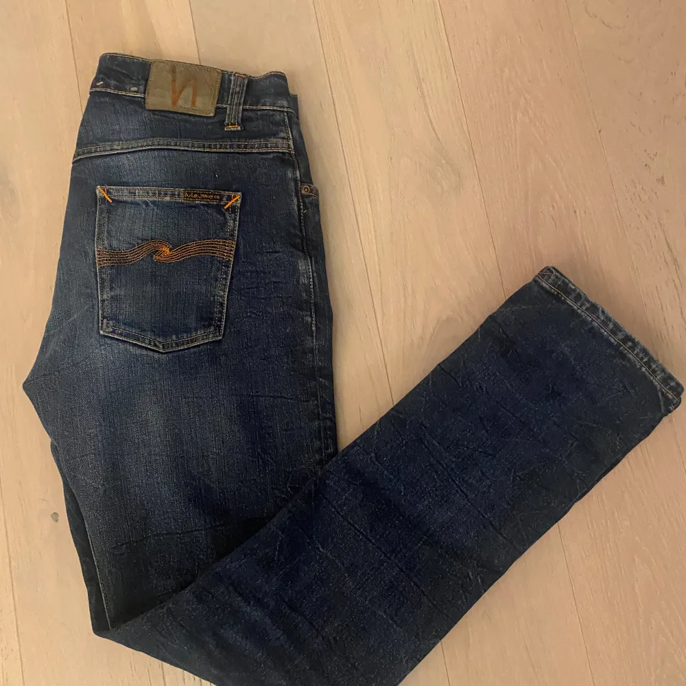 Hej! Säljer nu dessa Nudie Jeans i storlek W:30/L:32. Passar mig som är 180cm lång. Sparsamt använda och passar till mycket! Om priset inte passar skicka gärna iväg ett bud 😄. Jeans & Byxor.