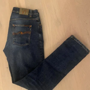 Nudie Jeans Dude Dan - Hej! Säljer nu dessa Nudie Jeans i storlek W:30/L:32. Passar mig som är 180cm lång. Sparsamt använda och passar till mycket! Om priset inte passar skicka gärna iväg ett bud 😄  