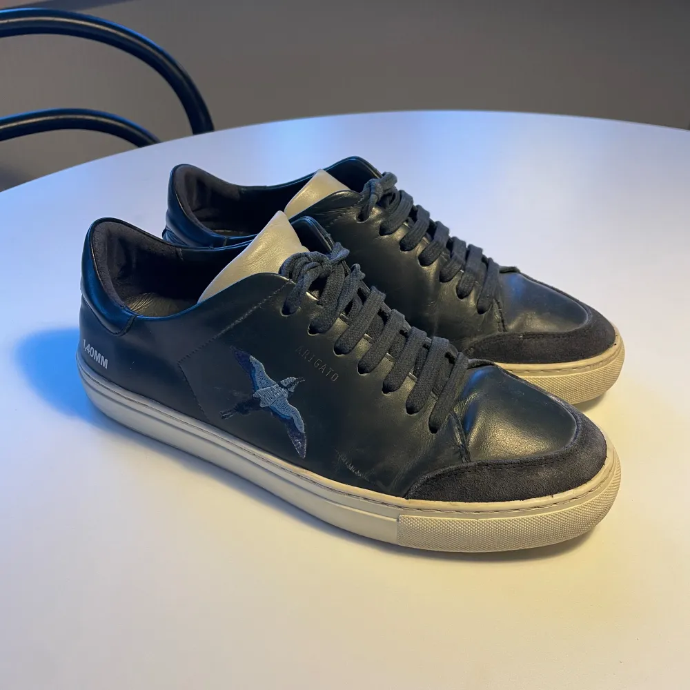 Säljer ett par riktigt snygga arigato skor som passar perfekt till sommaren☀️ Priset kan ändras vid snabb affär👍👍. Skor.