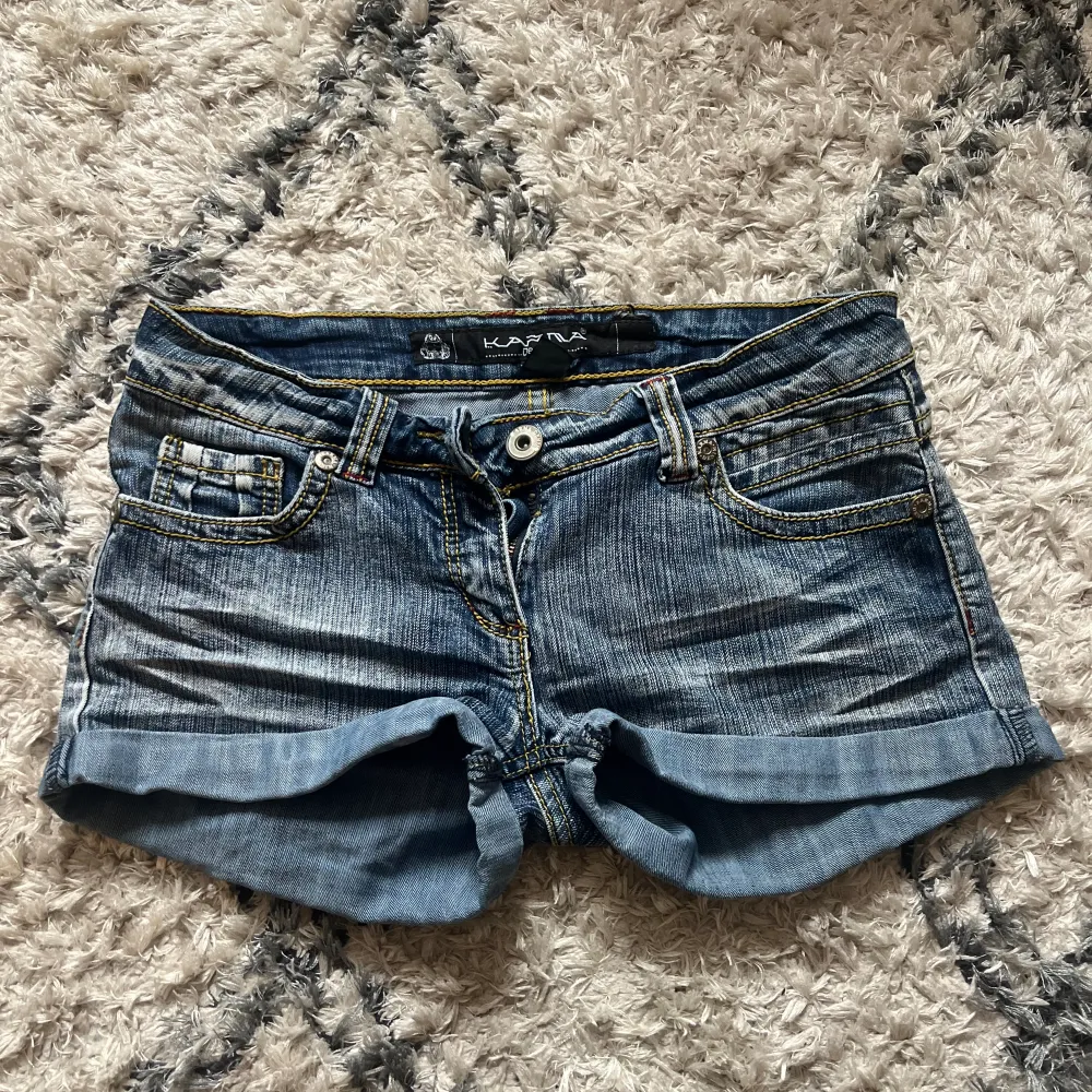 Super coola låga jeansshorts i storlek S💕. Shorts.