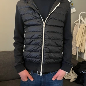Moncler cardigan  - Säljer nu min moncler cardigan då jag växt ur den och behöver pengar för att jag ska köpa nya kläder. Pris kan diskuteras vid snabb affär!
