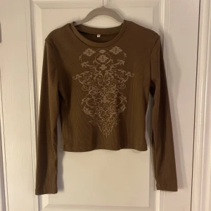 Gullig brun tröja som tyvärr är för liten för mig - Söt tröja i storlek M (liten i storleken) som är för liten för mig och inte kommer till användning. Har haft på mig det 2 ggr.