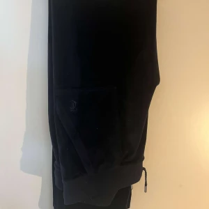 Juicy couture byxor  - Säljer dessa snygga juicy couture byxor , då de inte används längre  Storlek M men passar mig som burkar ha S bra ⭐️ Kan även tänkas byta tillett par gråa 🫶 i storlek s