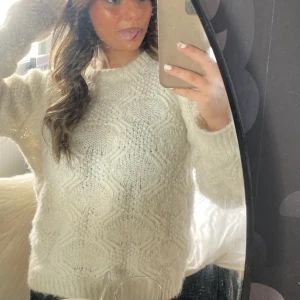 Vit stickad  - Vit stickad tröja från vero Moda ☺️👌super snygg