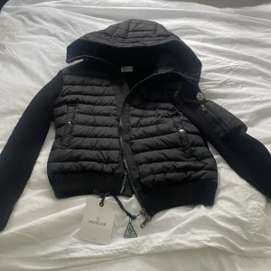 Moncler cardigan - Riktigt fin moncler cardigan som är helt oanvänd. Storlek M, tveka inte att höra av dig om du har frågar eller vill se fler bilder. Vid snabb affär kan priset diskuteras.👍