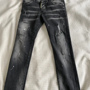 Dsquared2 Jeans  - Sjukt snygga Dsquared2 jeans. Storlek 46. Mycket bra skick, knappt använda. Bra kvalitet och snygg design. Hör av er vid frågor och funderingar. 