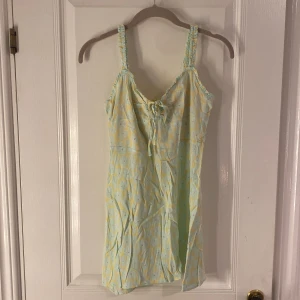 Sommar Klänning  - Jätte gullig klänning som tyvärr är för kort för mig. 