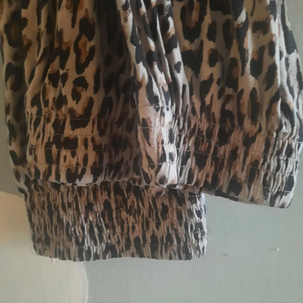 Fina leopard mjukisbyxor inget att anmärka på.  Storlek S . Jeans & Byxor.