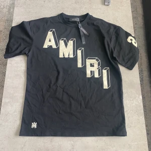 Amiri t shirt  - Helt ny amiri tshirt i väldigt fint skick storlek M. Alla tags finns kvar på den. En väldigt fin t shirt som sagt som samlar på sig otroligt många komplimanger. Vid snabb affär kan priset sänkas