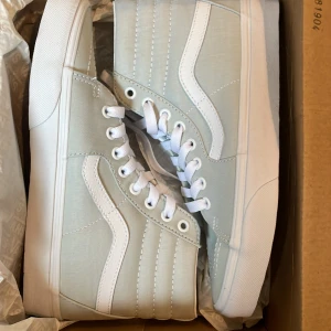 Går vans - Grå vans, helt nya sköna och snygga inför sommaren även jätte Stockholmstil💓. Buda gärna