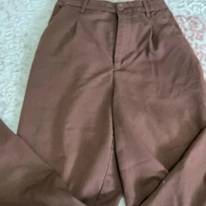 Bruna Kostym Byxor  - Hög Midjade, bruna, kostym byxor från H&M. Bra kondition förutom mellan bena. Köptes för 249kr. 