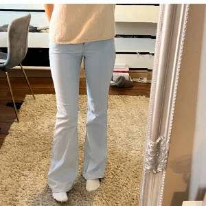  jeans - Säljer dessa jätte snygga ljusblå jeans som jag köpte från plick💕 Jätte fina verkligen endast fel med dragkedjan på gylfen, men går såklart att fixa lätt