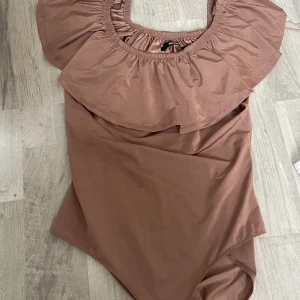 Body  - Fint skick förutom lite noppror, syns inte på avstånd. Se bild 2