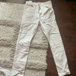 Säljer dessa jeansen i strl W27 L30. Modellen är 501. Sparsamt använda, som nya. Bara lite skrynkliga nu då de legat i garderoben ett tag:)  Perfekta till sommaren 
