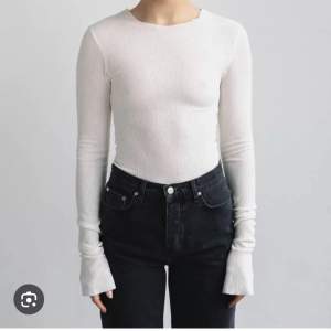 Topp från adsgn long stretch sleeve top i färgen off white! Använd endast 2-3 gånger