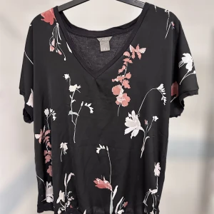 Topp - Jättefin blommig T-shirt från Lindex i storlek M! Snygg till jeans eller leggings, eller egentligen vad som helst!! Aldrig använd