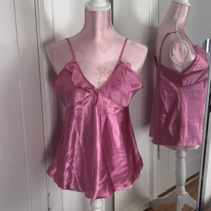 Topp - Topp i satin med detaljer💕står inte storlek men sitter som en S