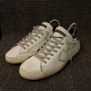 Philip mådels - Vita svarta phillipa model skor, slitna med har liv kvar, skick 6.5/10 pris 1500kr