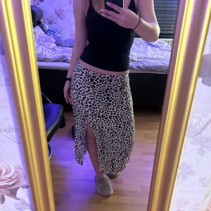 Leopard kjol med slits - Super skön o luftig kjol med de nu trendiga leopardmönstret🐆