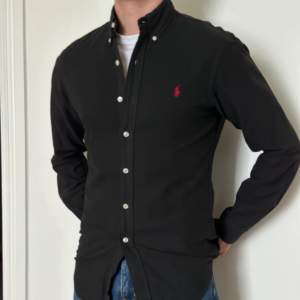 En snygg och enkel skjorta från Ralph Lauren. Storlek 170, men är som storlek small. Modellen på bilden är 1,76 och väger 74 kg. 