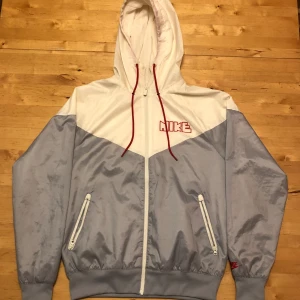 Nike windbreaker - Säljer min nike windbreaker pga. att den inte används. Skick 9.5/10, inga fläckar/skador. Passar perfekt för ca. 175-180. Skyddar mot vind och regn, perfekt vid vandringar och liknande. Köpt 2023 på junkyard. Vid snabb affär kan priset sänkas! 