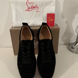 Christian Louboutins Svarta  - Svarta loubs utan spikar, användas fåtal gånger, bra skick kan inte garantera äkthet då de e köpta från Plick. Allt i bilden ingår, pris kan diskuteras vid snabb affär. 