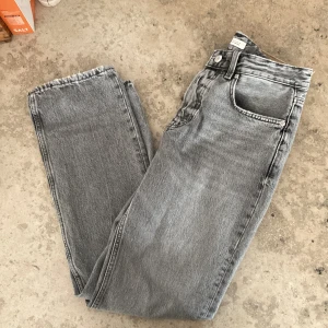 Gråa jeans  - Riktigt snygga gråa Jens. Passform och storlek är på bilderna. Skick 9/10. Modellen på bilden är 170cm  