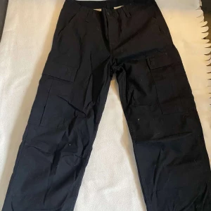 Carhartt cargopants - Storlek: W28 L30 Skick: 10/10 använd 1 gång Nypris: 1500 Hör av er vid funteringar. Pris kan diskuteras