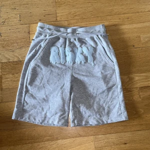 Risky shorts - Gråa risky shorts, storlek S, bra skick, säljer för att jag testade dom och dom va för små