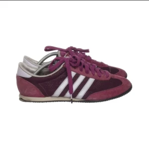 Adidas skor vinröda  - Storleken är 40 men skorna är ganska små i modellen så de passar mig som vanligtvis har storlek 39. Knappt använda men inte nyskick. Pris kan diskuteras.