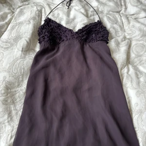 Lila klänning - Supersöt kort klänning. Liten i bysten. Inte använd. Står S men skulle säga att den passar XS istället.