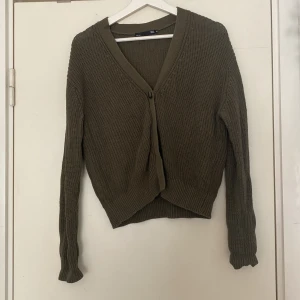 Kofta från Lager 157 - Säljer en grön kofta från lager 157 och den är som ny, den har aldrig kommit till användning.  Köparen står för frakt :)