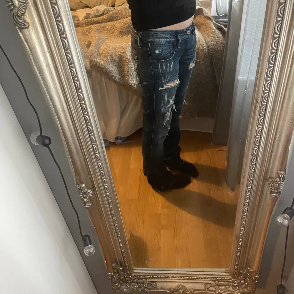 Säljer sjukt snygga och unika jeans med hål. De är i mycketbra skick och av bra kvalitet. Enligt lappen är storleken w28 men de passar perfekt på mig som annars har w27. Midjemåttet är 40 cm och innebenslängden 83 cm💗💗. Jeans & Byxor.